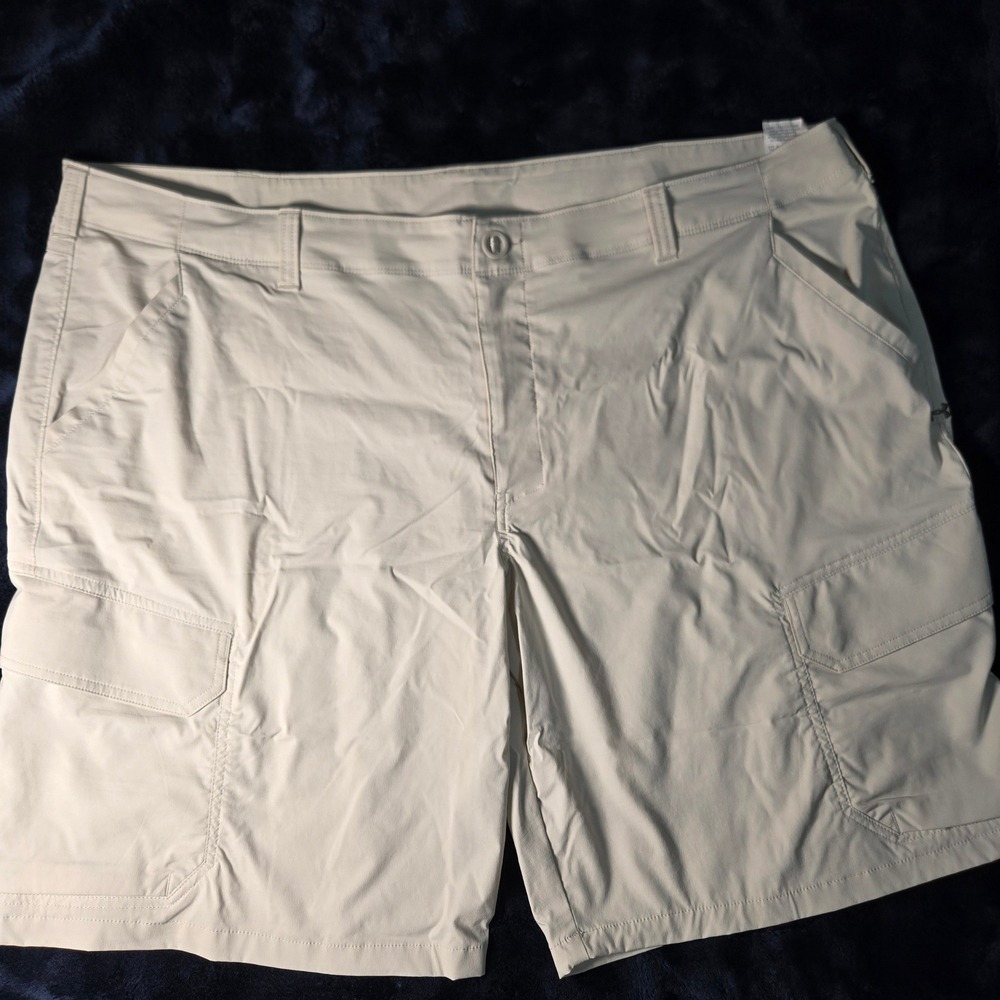 Under Armour HeatGear Mens 46 Tan Khaki Cargo Shorts Loose Fit Hiking Outdoor